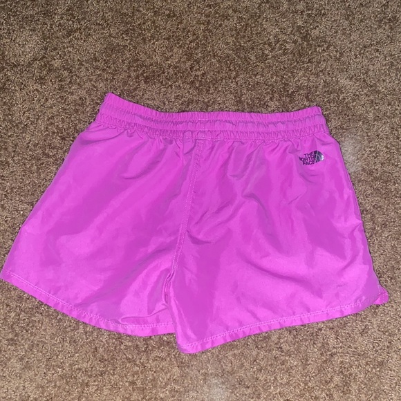 The North Face Women’s Fuscia Short - Picture 4 of 4